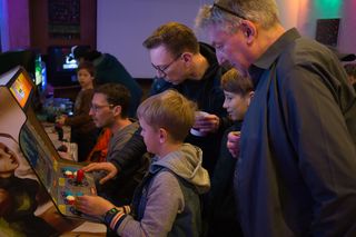 Noch mehr Menschen im Vereinsraum