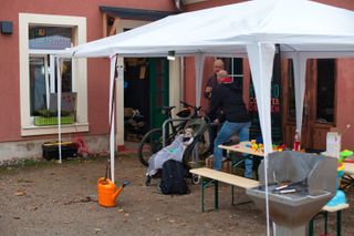 Partyzelt mit Spielzeug und Eingangsbereich