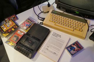 Acorn Electron mit Kassettenlaufwerk, Spielen und Handbuch