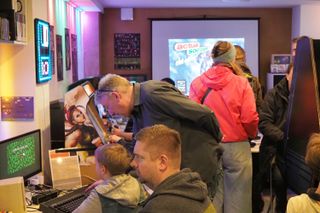 Besucher an Retrocomputern bei einer Retroparty im Vereinsraum