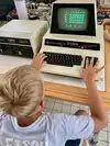 Kind spielt Retro-Spiel auf Commodore-Computer