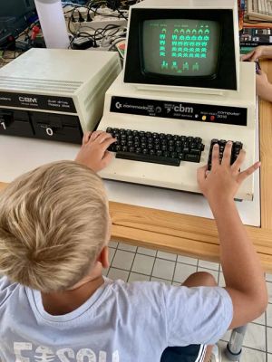 Kind spielt Retro-Spiel auf Commodore-Computer
